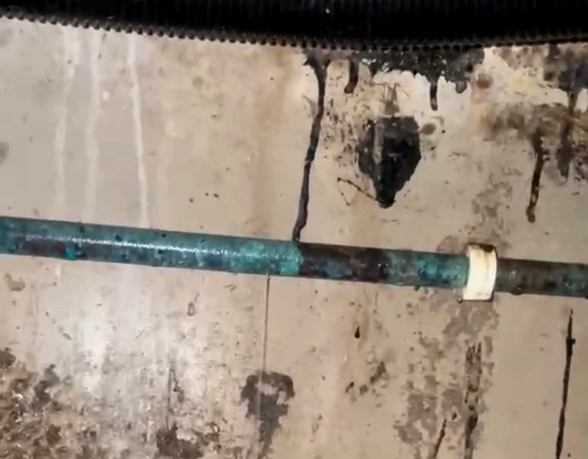 Waterleiding met lekkage vóór de reparatie in Soest