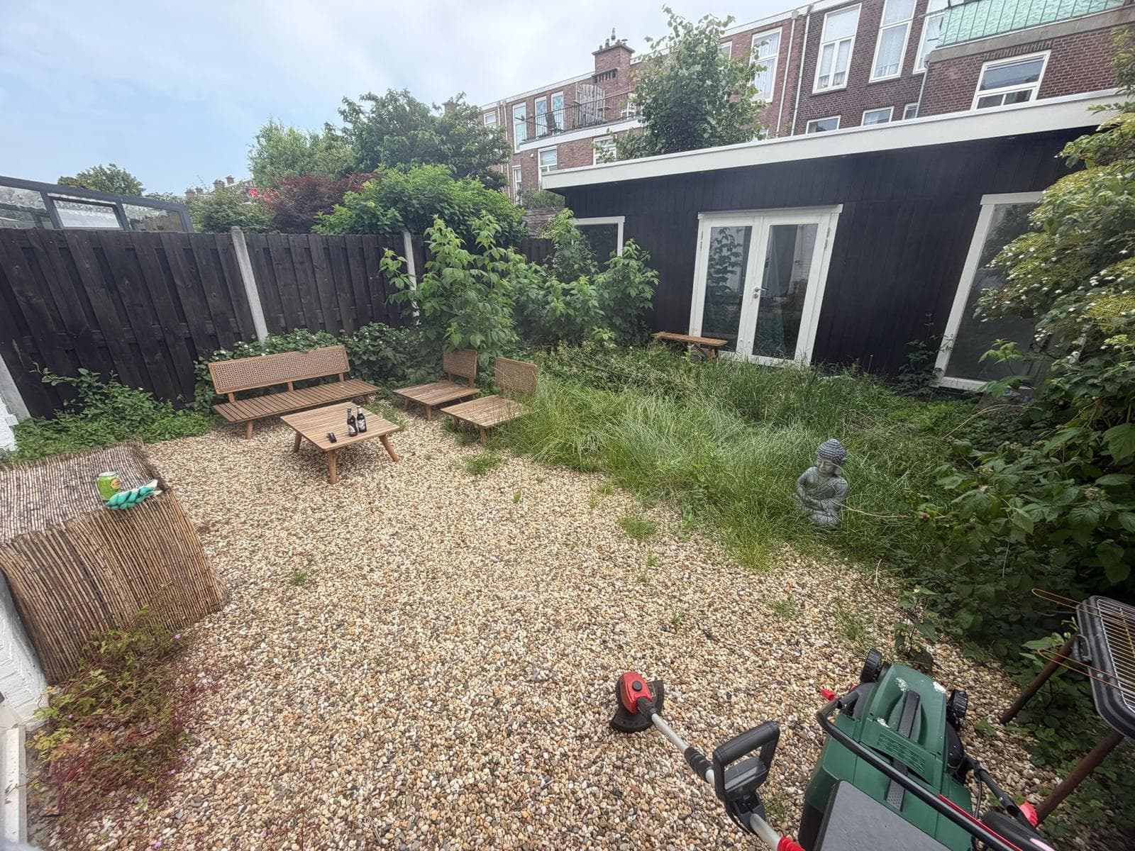 Tuin vóór het onderhoud in Den Haag