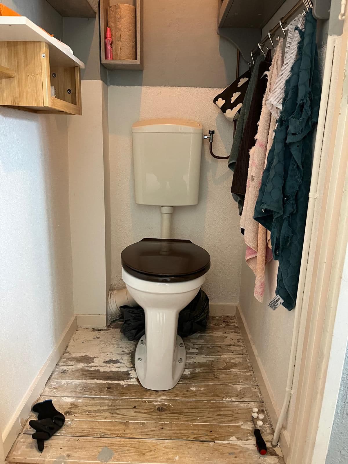 WC-ruimte vóór de klus in Voorburg